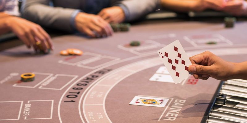 Hướng dẫn luật chơi Baccarat chi tiết cho người mới